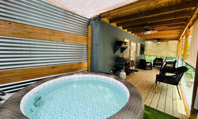 Barrero House | Salty Wagon Studio with private jacuzzi