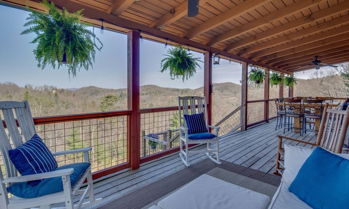 Winfield Cove Cabin | Saluda Cabin Retreat w/ Stunning Mountain Views!