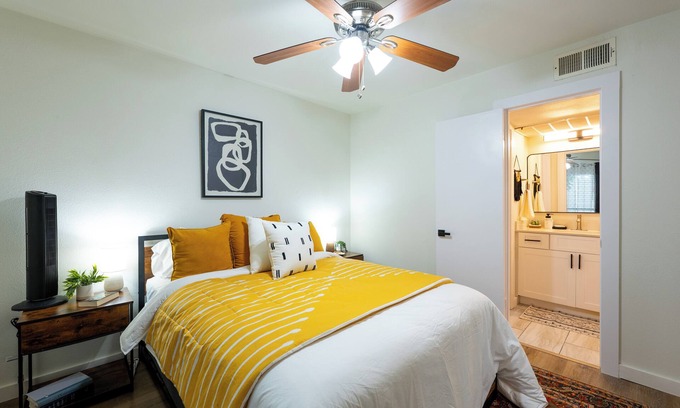 Uptown Apartment | SAN ANTONIO COZY, QUICK AND QUIET ONE BRM GATEAWAY. RIVERWALK/SEAWORLD CLASS!