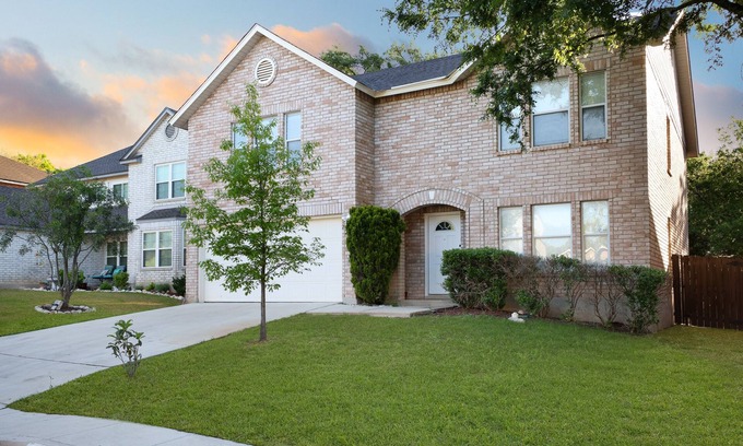 Stone Oak House | San Antonio’s #1 Group Stay! 16 Guests. Hot Tub + Pool + Games+ Fire Pit Lounge