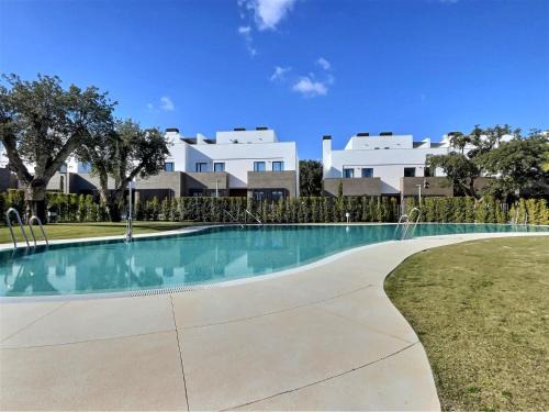 San Roque House | San Roque Golf Club, Step into elegance with this 3-bedroom luxury modern townhouse close to Sotogrande