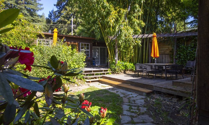 Northwood Cabin | Sanctuaire ~ Private Garden Retreat in Monte Rio
