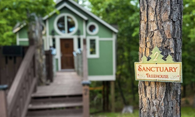 Eureka Springs Cottage | Sanctuary Treehouse with Jacuzzi