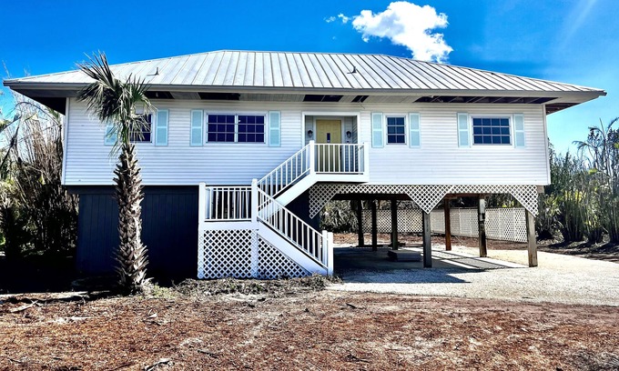The Dunes House | Sand Castle Cottage - Newly Renovated in East-End Golf Course Community