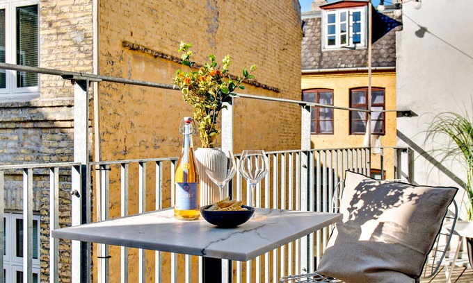 Copenhagen City Centre Apartment | Sanders Leaves - Charming 3-Bdr Apt with City View