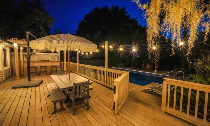 Savannah House | Sandfly home with cottage and pool, close to downtown and Tybee