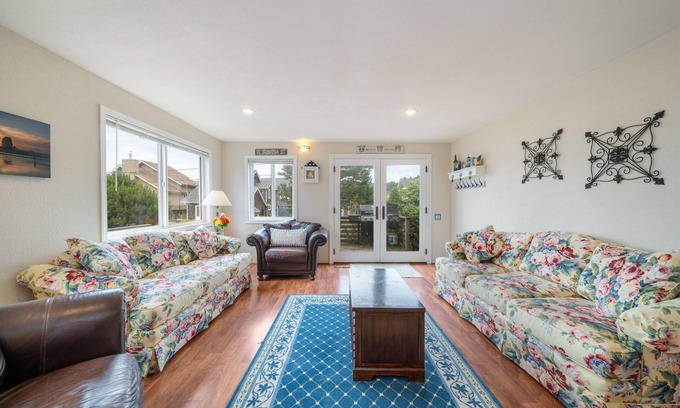 Tolovana Park House | Sandpiper Beach House | House in Cannon Beach near downtown