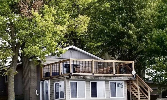 Leamington Cottage | Sandside Beach House · Sandside Lakehouse. Beachfront you can't deny!