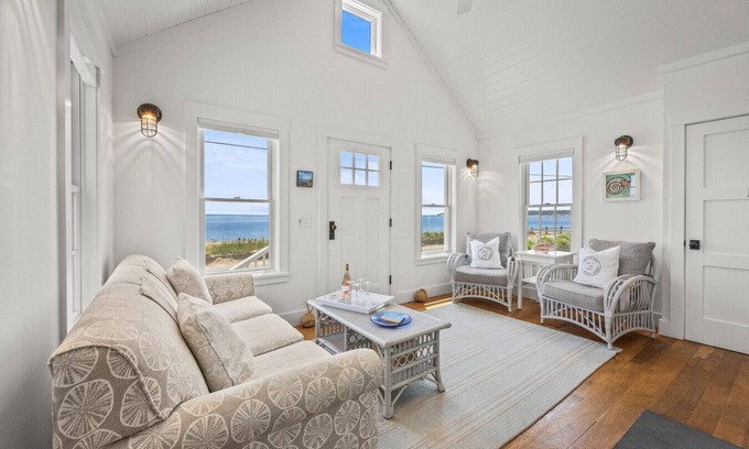 Wellfleet House | Sandy beach cottage on Wellfleet Bay