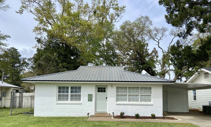 Foley House | Sandy beach, OWA, Tournaments, Pet Friendly & Downtown!