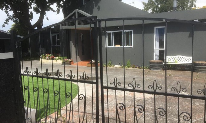 New Brighton House | Sandy Feet Accommodation