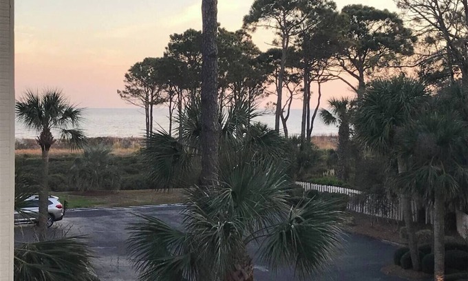 Hilton Head Island Condo | Sandy Feet Retreat-New Shower-Bikes Incl-Oceanview