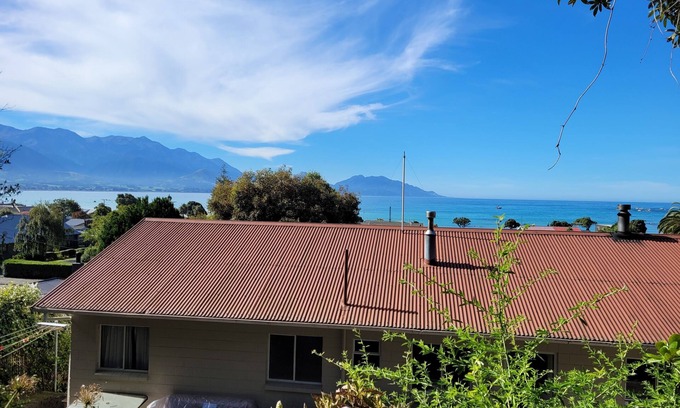 Kaikoura House | Sandy Feet Retreat - Enjoy a Classic Kiwi Batch with Ocean and Mountain Views