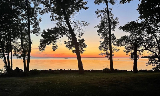 Isle Cabin | Sandy Point Mille Lacs - Sunset Views & Walking Distance to Hunter's Point!