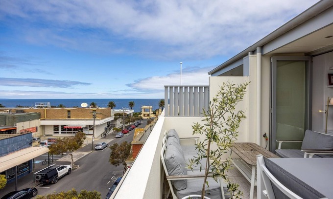 Sandringham House | Sandy@TheVillage - Luxury townhouse, close to beach and city
