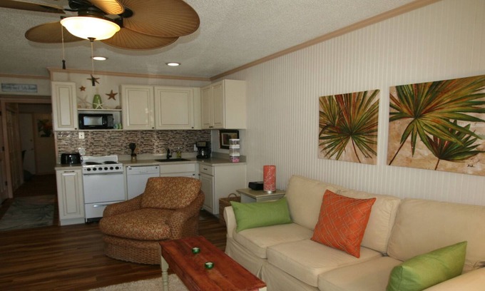 Tybee Island Condo | Sandy Toes! King Bed - Newly Renovated - Clean