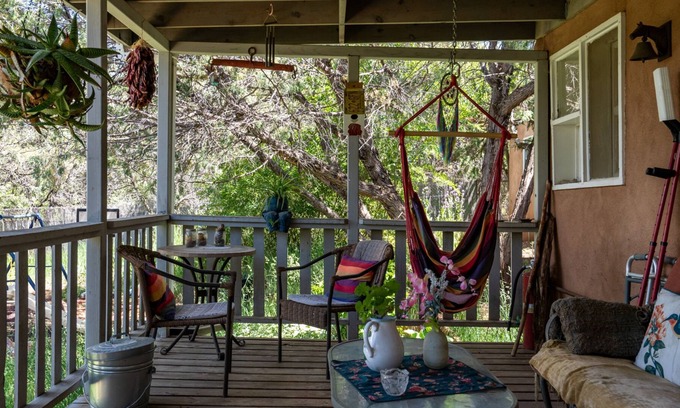 Canoncito House | Santa Fe Getaway | Pet Friendly, Scenic Views!