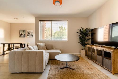 Belmont Apartment | Santa Monica Vibes in PDX - Food Carts & Roasters