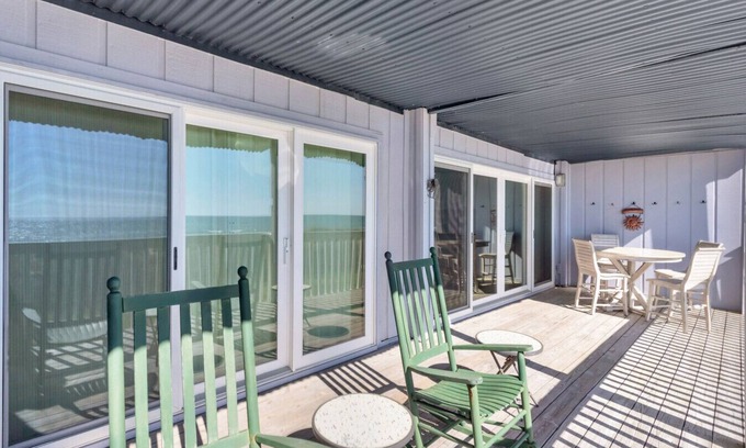 Wilmington Beach Condo | Santorini Dreaming @ CB Oceanfront 2 Bdrm w/Pool