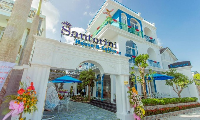 Cam Le Hotel | Santorini House and Coffee