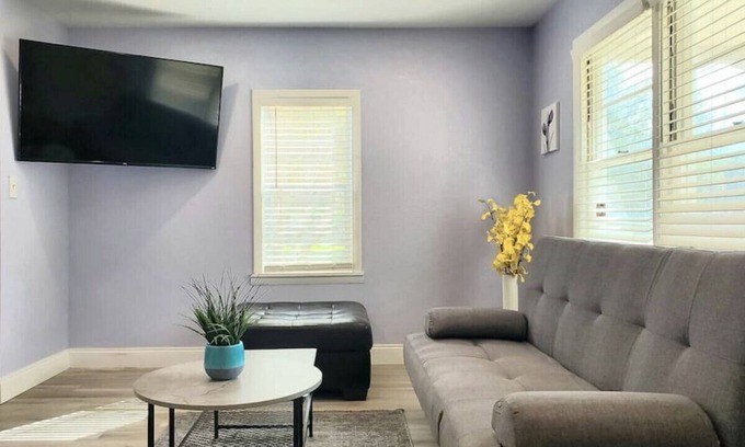 Disston Heights House | Sapphire · Cute & Comfy w/Breakfast Bar 12 mins to Beach