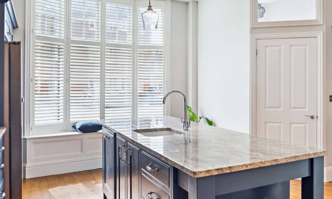 Henley House | Sapphire House - Newly Renovated 3-Bedroom Home