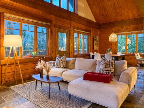 Notre-Dame-de-la-Merci Ski Chalet | Sara Architect Cabin, Spa, Sauna & Hiking