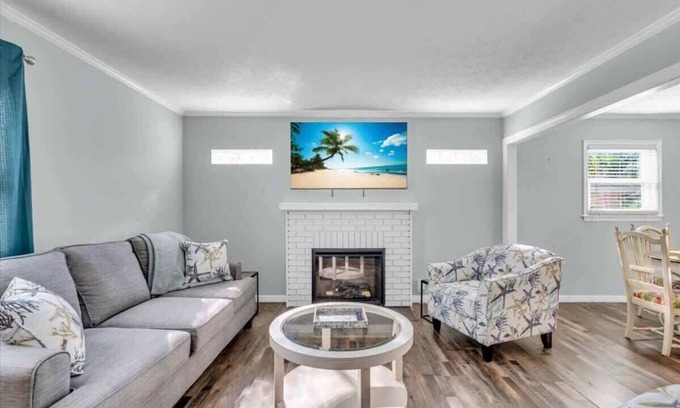 North Trail House | Sarasota Cottage w/Heated Salt Water Pool