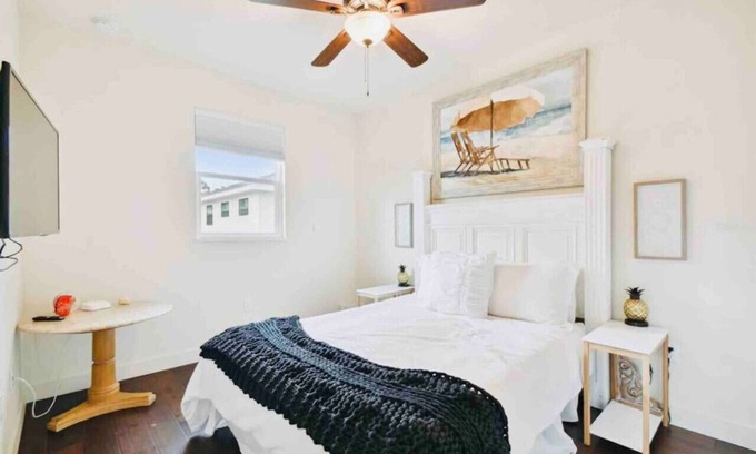 Central Sarasota Apartment | Sarasota Downtown Pet-Friendly 1BD/1BA-Lido Beach