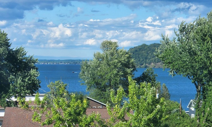 Malta House | Saratoga house overlooking the lake