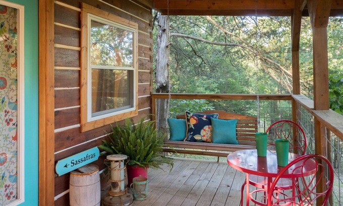 Eureka Springs Cottage | Sassafras Cabin at Lake Lucerne Resort and Ranch