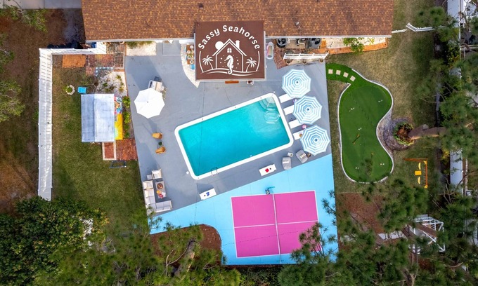West Bradenton House | SassySeahorse: Heated Pool+Pickleball+Mini Golf+Theater+King Beds