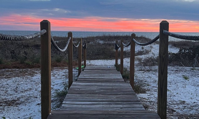 Alligator Point House | SATSUMA SUNSET☀️ Spacious '70s beach bungalow 🏖️ beachfront 🌊 tranquil retreat