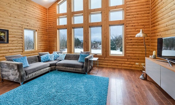 Fennville Cabin | SAUGATUCK LOG CABIN, HOT TUB, DOGS WELCOME, FIRE PIT, 12 ACRES, SLEEPS 8!