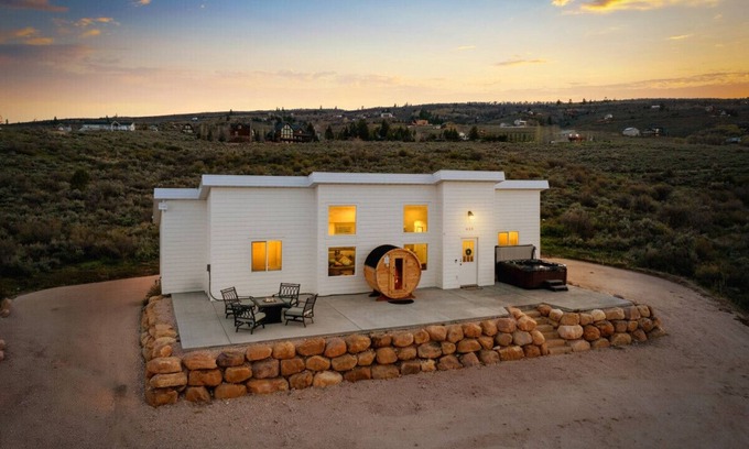 Sweetwater House | Sauna+Pet Friendly+Arcades+Lake Views+Hot Tub