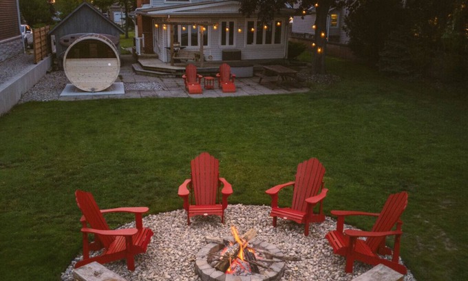 Kingsville Cottage | Sauna, stunning views of Lake Erie, lakefront retreat