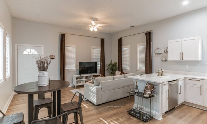 Thomas Square House | Savannah Relaxation/3br Home with Free parking + Wifi