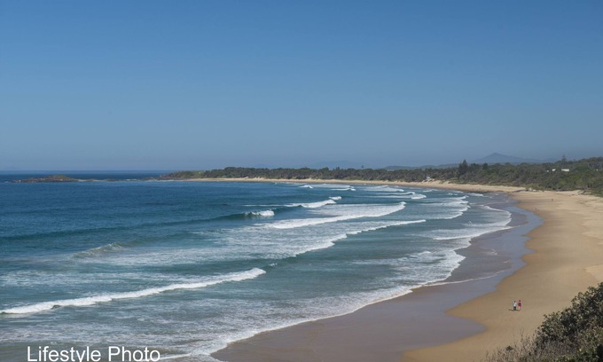 Sawtell Apartment | SAWTELL SUNRISE APARTMENT - beachfront, set in leafy street.