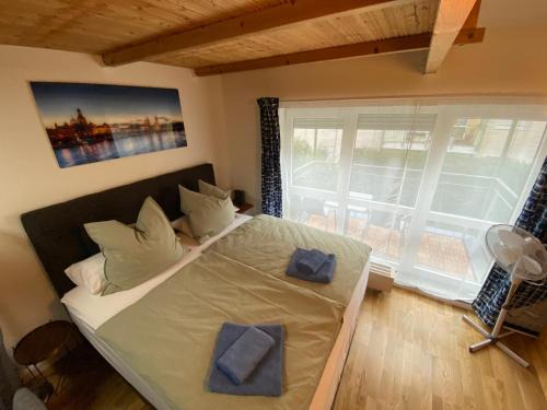 Loebtau Apartment | Saxonia HomeDeLuxe Appartement Dresden Neue Hochwertige voll ausgestattete Ferienwohnung mit Küche XXL Boxspringerbett 2 Einzelbetten Highspeed InternetFlatrate und Balkon Ideal für Familien Paare Kulturinteressierte und Geschäftsreisende mit MWStRechnung