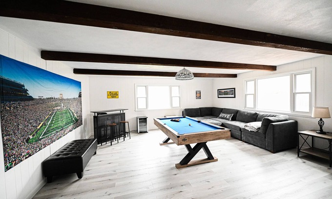 South Bend House | SB Home w Fireplace minutes to Notre Dame. Sleeps 6
