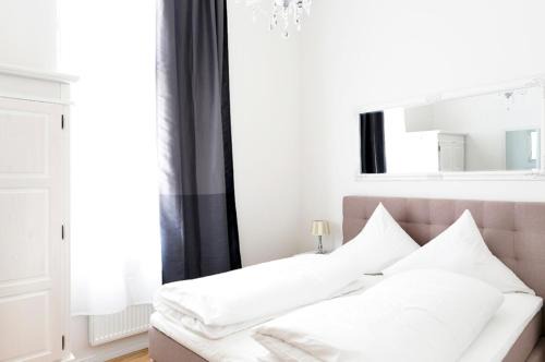 Charlottenburg Apartment | SC 03 by ROCKCHAIR Apartments l SUPERHOST Status l 2 Bedrooms Boxspringbeds Balcony Elevator - Cozy Family & Business Flair welcomes you!