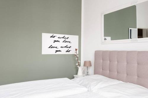 Charlottenburg Apartment | SC 05 by ROCKCHAIR Apartments l SUPERHOST Status l 2 Bedrooms Boxspringbeds Balcony Elevator - Cozy Family & Business Flair welcomes you!