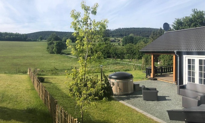 Kuestelberg House | Scandinavian Lodge with hot tub near Winterberg