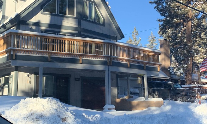 Boulder Bay Ski Chalet | Scandinavian Chalet in Coveted Boulder Bay- 5 mins walk lake & near Ski Resort