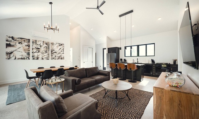 Mayfield House | 🇸🇪 Scandinavian Haus – Modern Boardman Riverfront | Game Room | Pet-Friendly | Near TC
