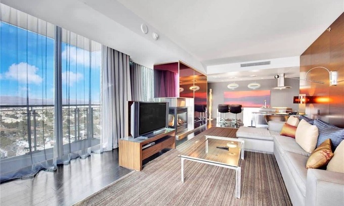 Las Vegas Condo | Scenic 1BR at Palms Incredible Views + Private Balcony 08321