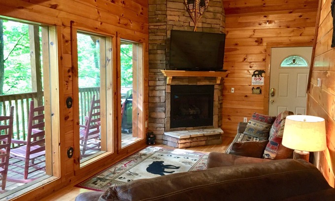 Gatlinburg - Pigeon Forge Cabin | Scenic 2 Bedroom/2 Bathroom Cabin, New Hot Tub, Pool Table, 5 min. from Parkway