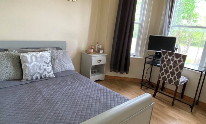 Trenton House | Scenic 2-Bedroom+Waterfront Home+FreeParking