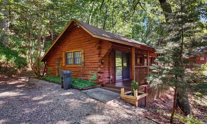 Horse Shoe House | Scenic cabins with fireplaces, children's items, W/D, and AC - dog-friendly