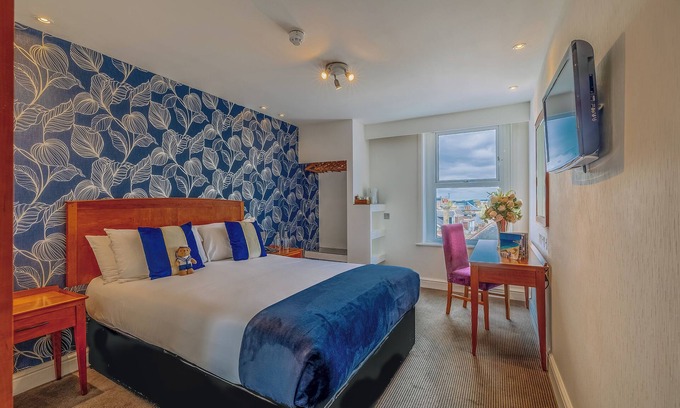 Westcliff-on-Sea Hotel | Scenic Coastal Retreat Close to Southend Beach & Cliffs Pavilion